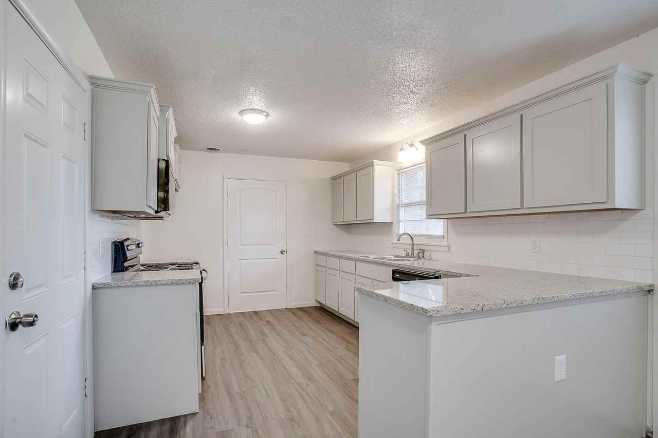 3030 57th St - Photo 5 of 15
