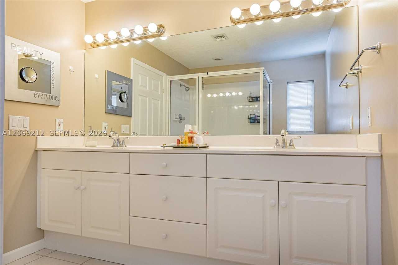 1647 Hawthorne Pl - Photo 2 of 17