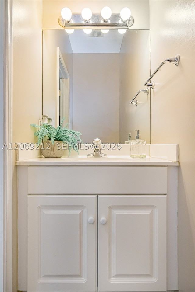 1647 Hawthorne Pl - Photo 3 of 17