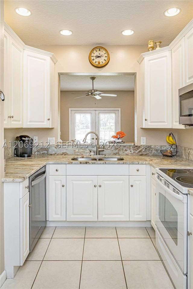 1647 Hawthorne Pl - Photo 4 of 17