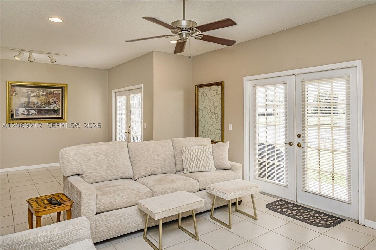 1647 Hawthorne Pl - Photo 5 of 17