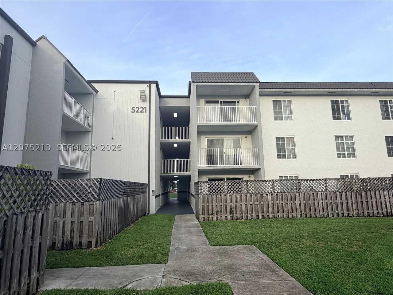 5221 Geneva Way #201