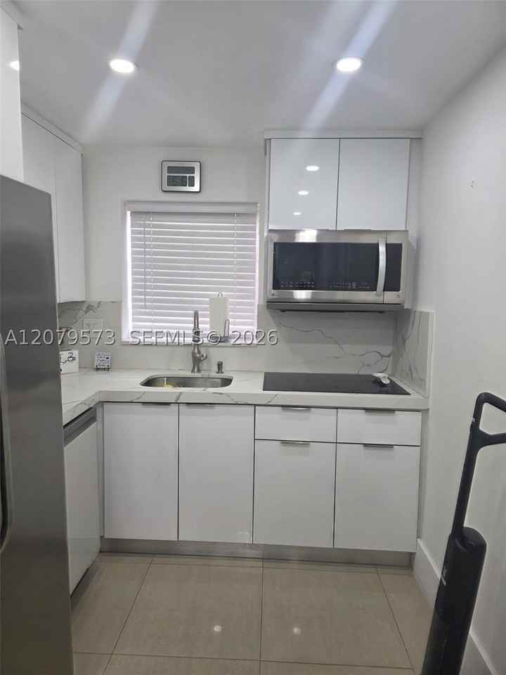 715 Nw 30th Ct #1 - Photo 6 of 21