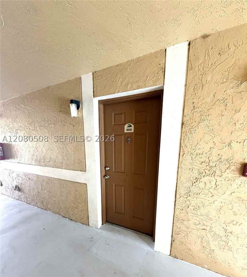 351 Palm Way #303 - Photo 3 of 28