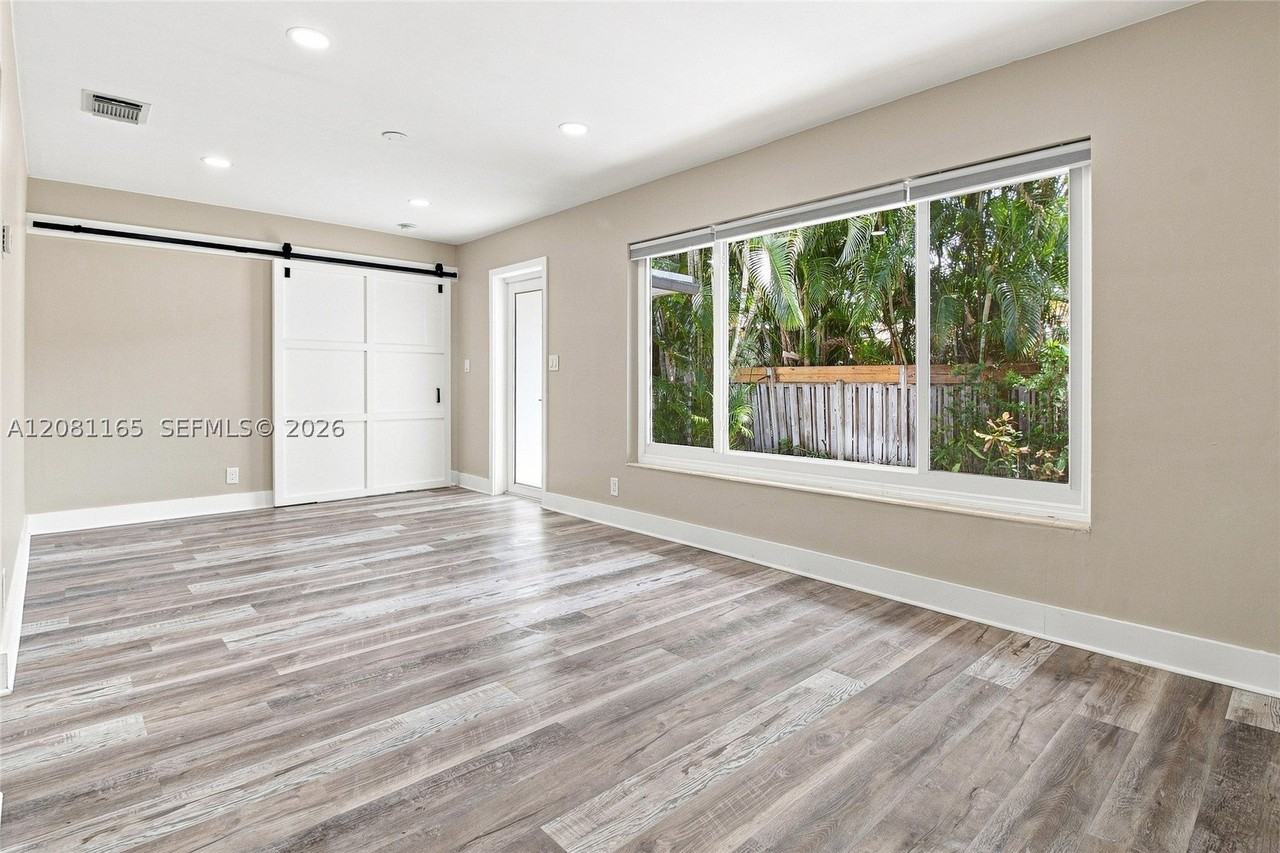1621 Ne 25th St #1621 - Photo 4 of 28