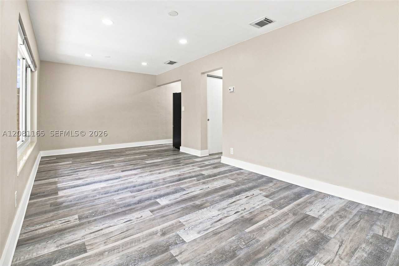 1621 Ne 25th St #1621 - Photo 5 of 28