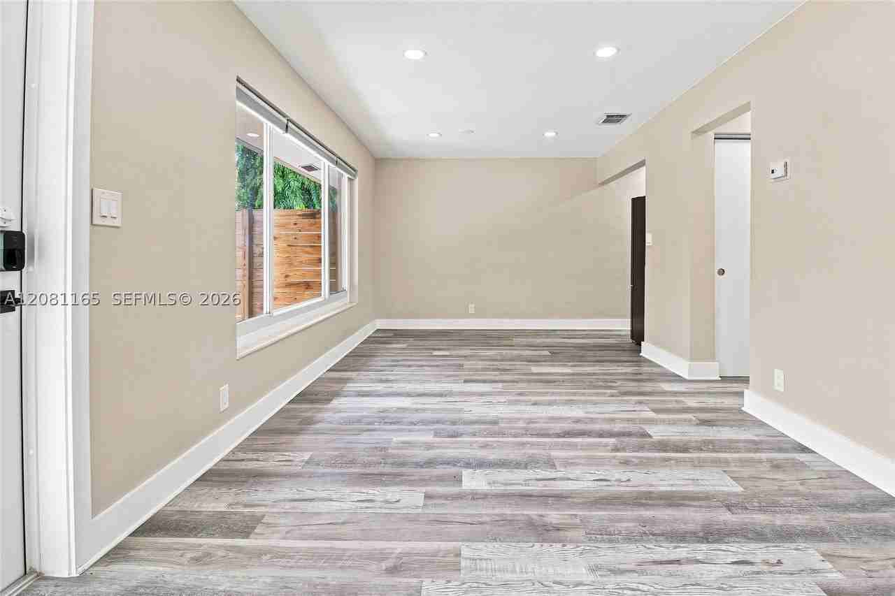 1621 Ne 25th St #1621 - Photo 6 of 28