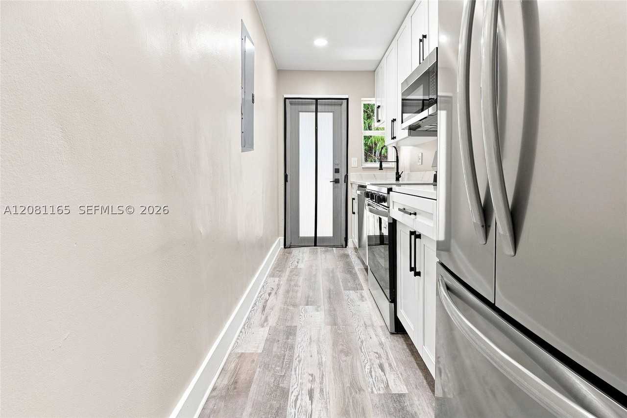 1621 Ne 25th St #1621 - Photo 7 of 28