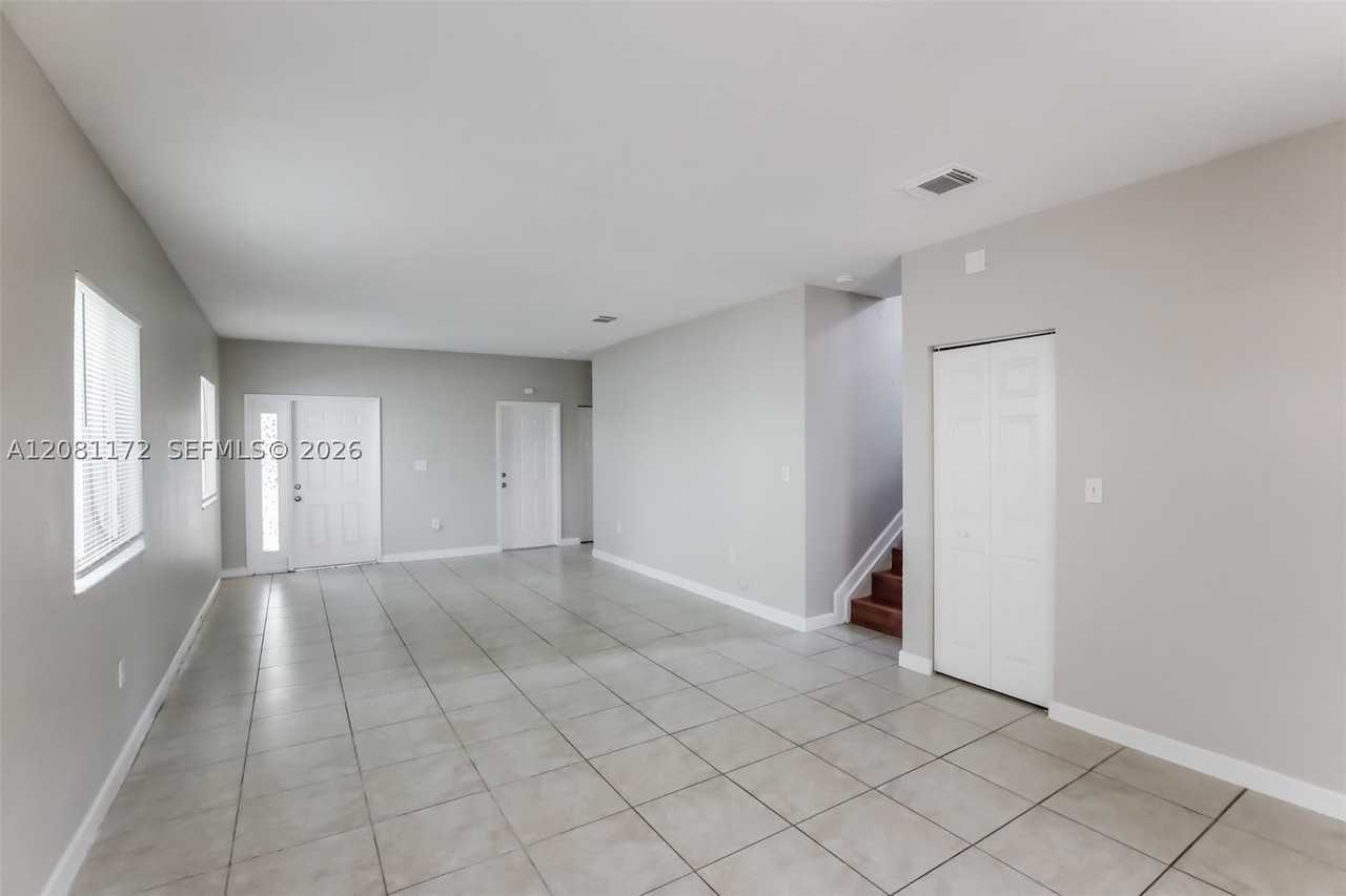 3432 Ne 3rd Dr - Photo 3 of 18