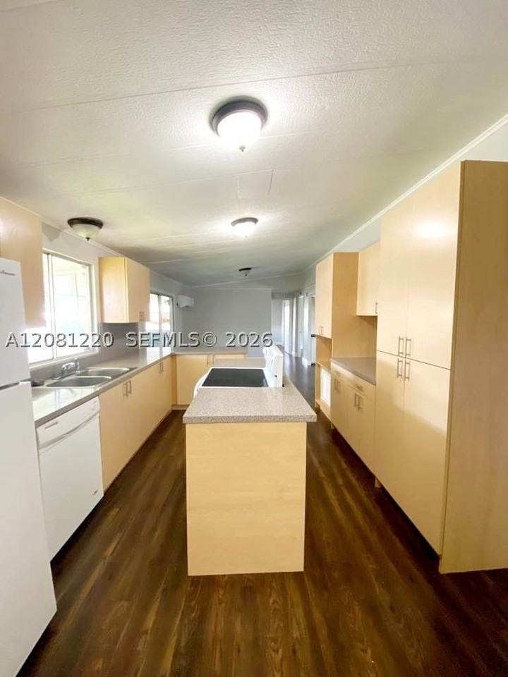 710 Nw 219th Ave - Photo 2 of 16