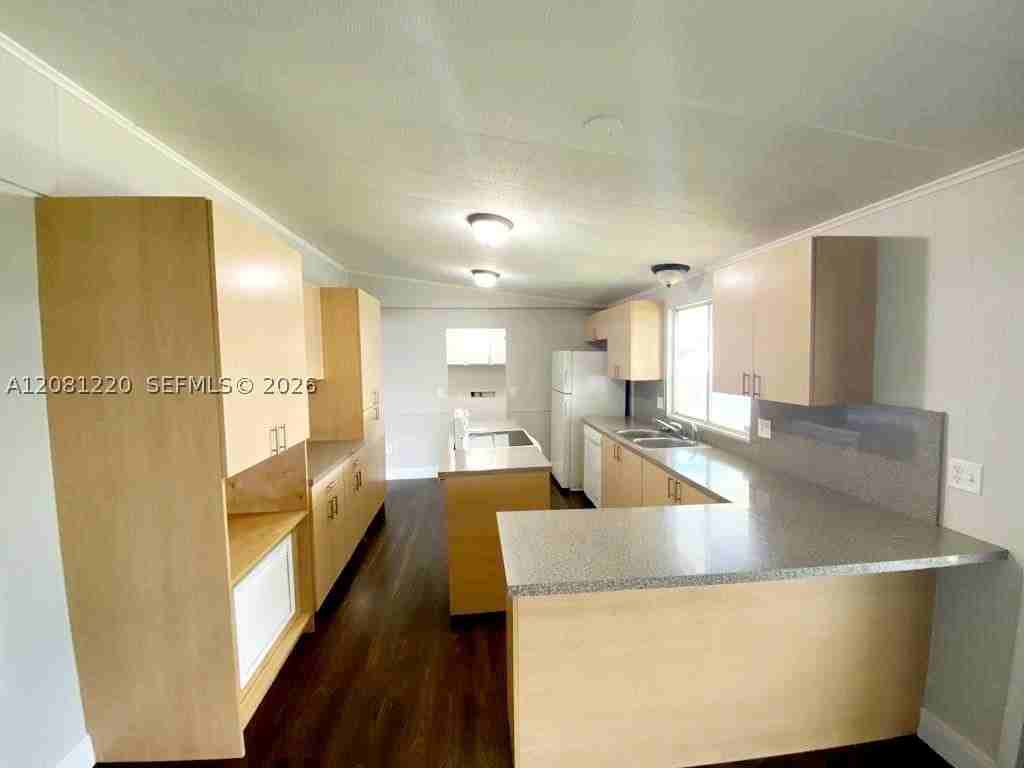 710 Nw 219th Ave - Photo 3 of 16