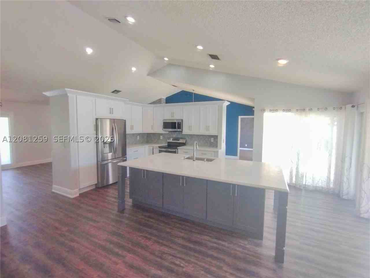 5780 Sun Pointe Cir - Photo 2 of 40