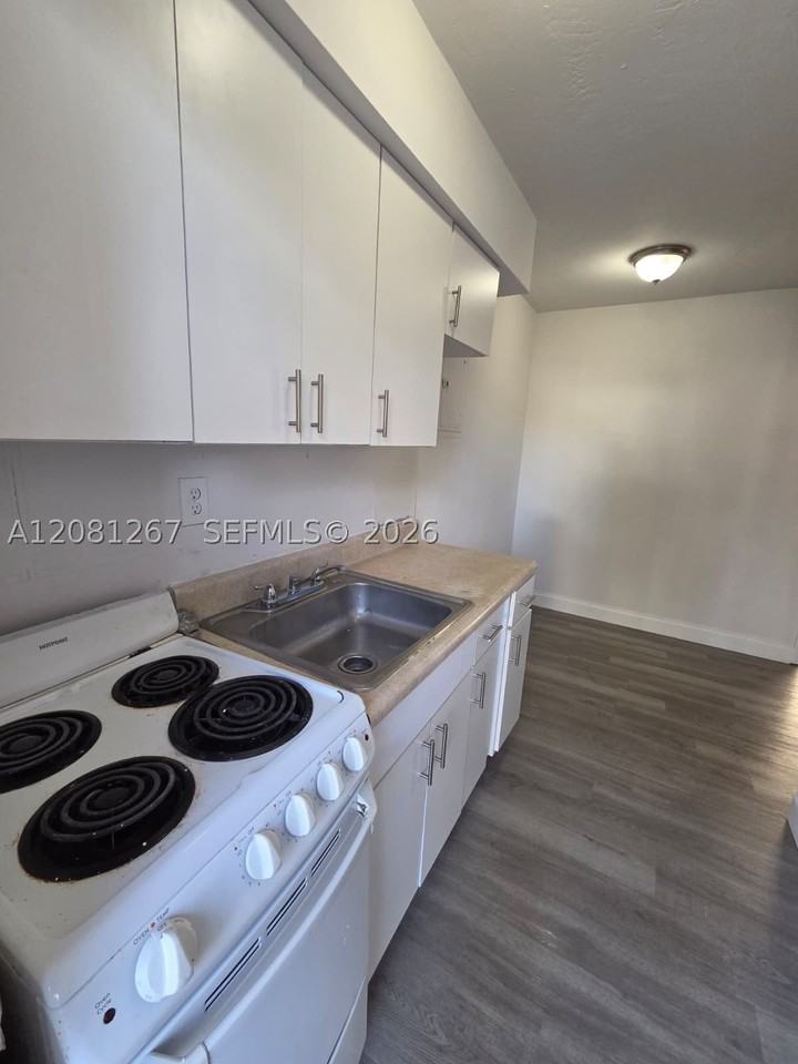 1628 Sw 7th St #5 - Photo 4 of 6