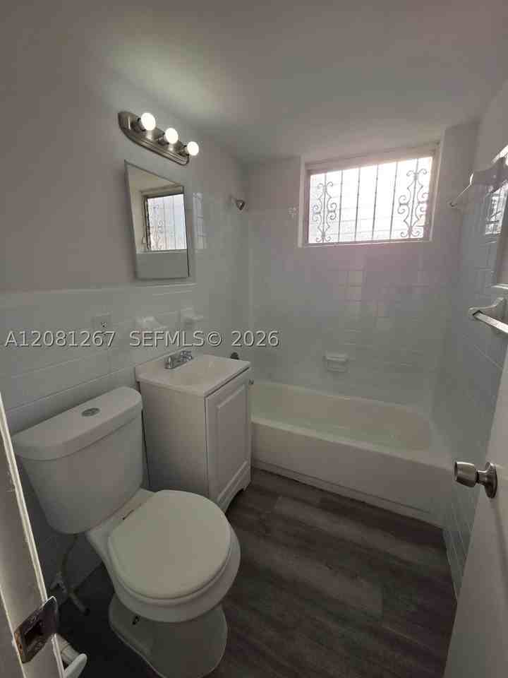 1628 Sw 7th St #5 - Photo 5 of 6