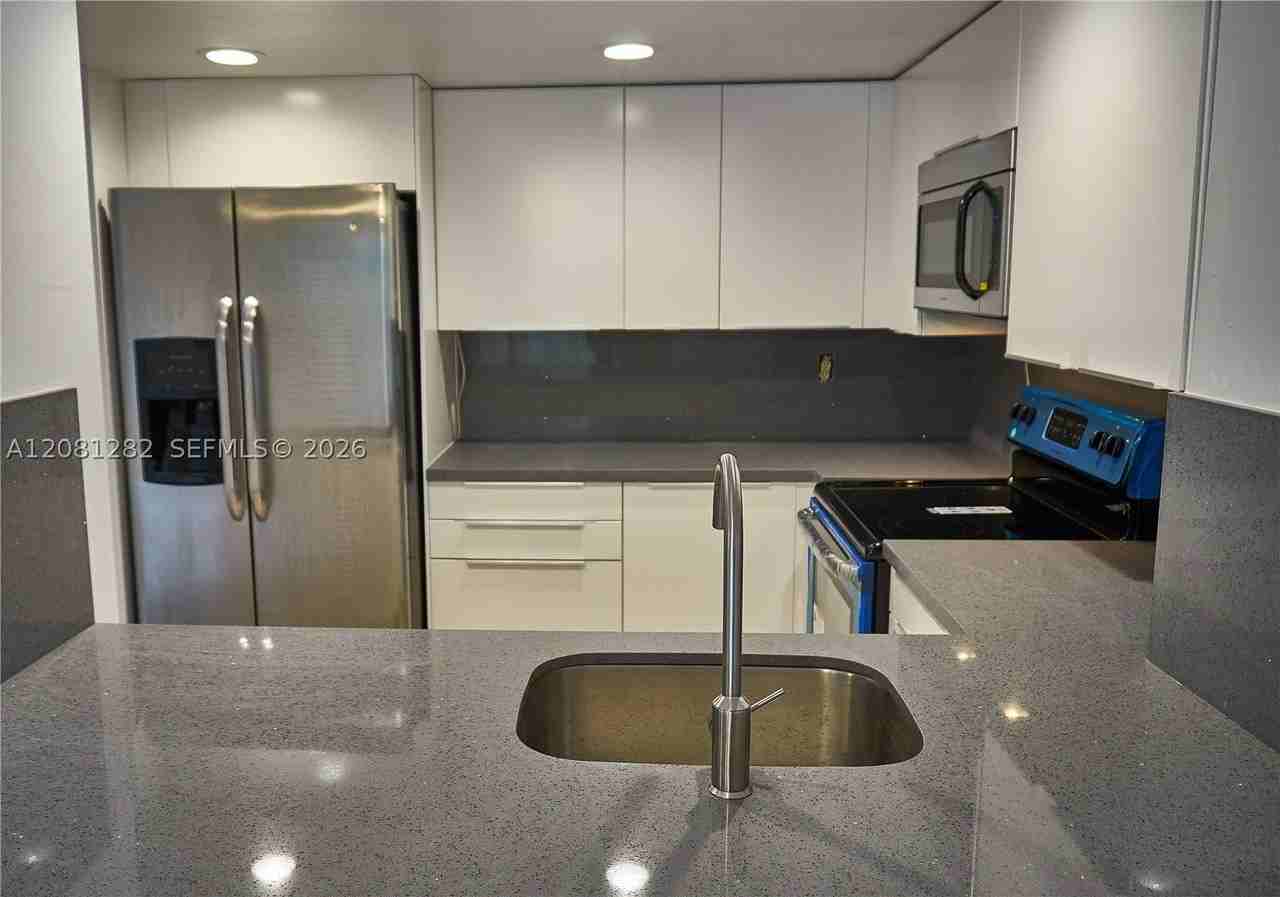 10042 Sw 77th Ct - Photo 4 of 20