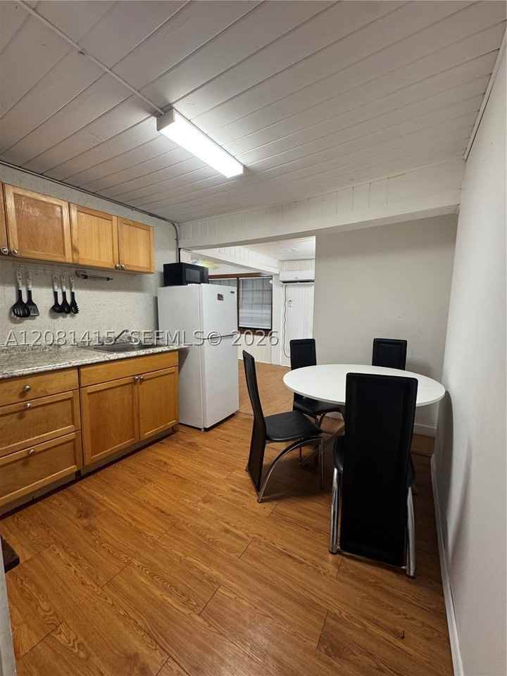 3271 Nw 15th St - Photo 4 of 11