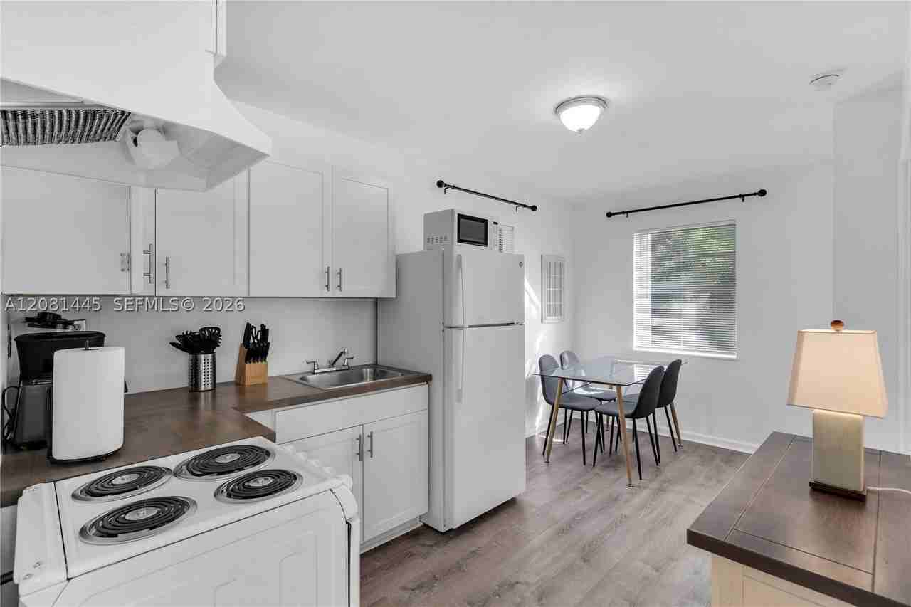 925 Sw 15th Ave - Photo 2 of 11