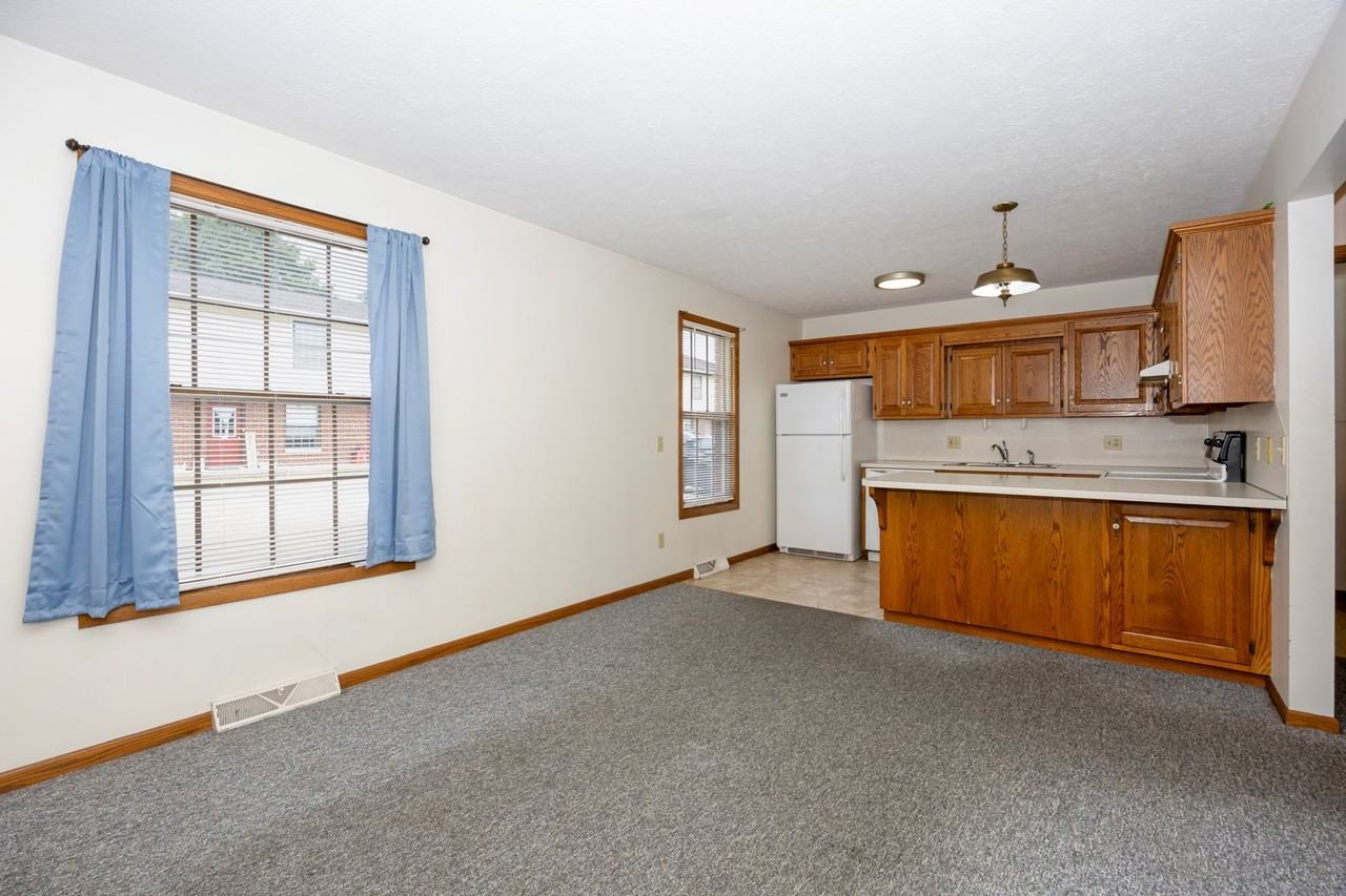 127 E Adams St #B7 - Photo 2 of 17
