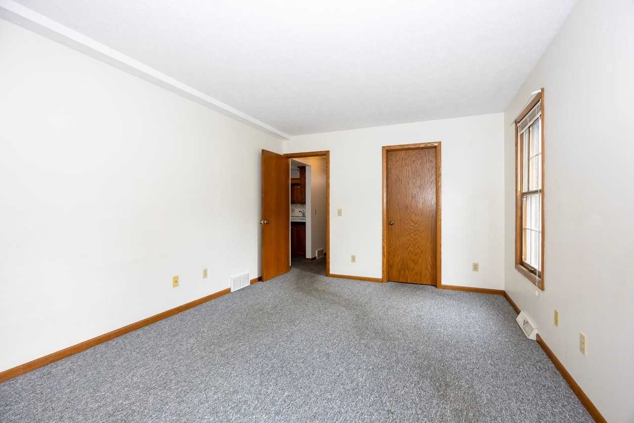 127 E Adams St #B7 - Photo 7 of 17