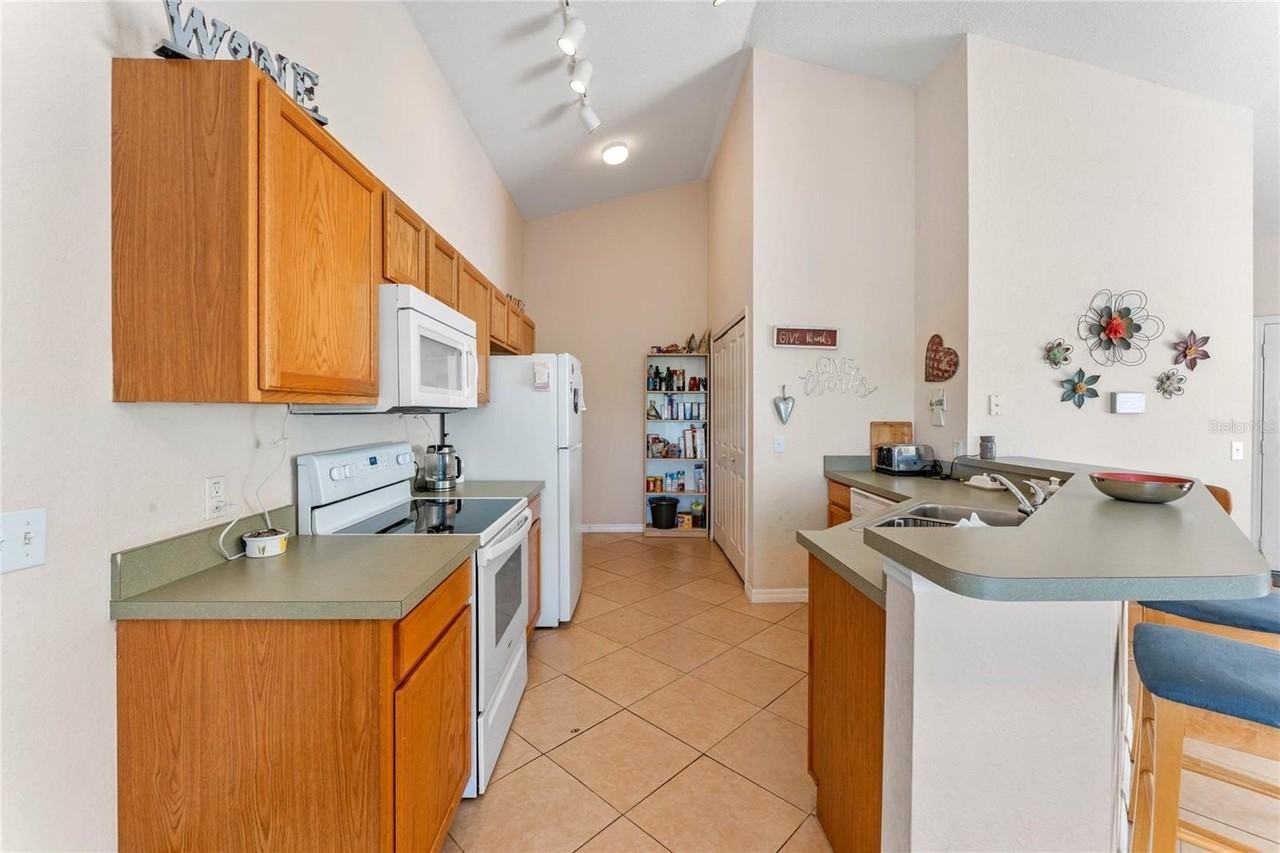233 Reserve Dr - Photo 2 of 9