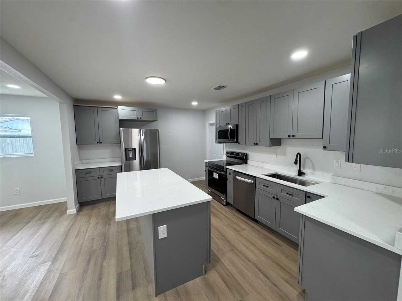 1407 Moselle Ave - Photo 3 of 11