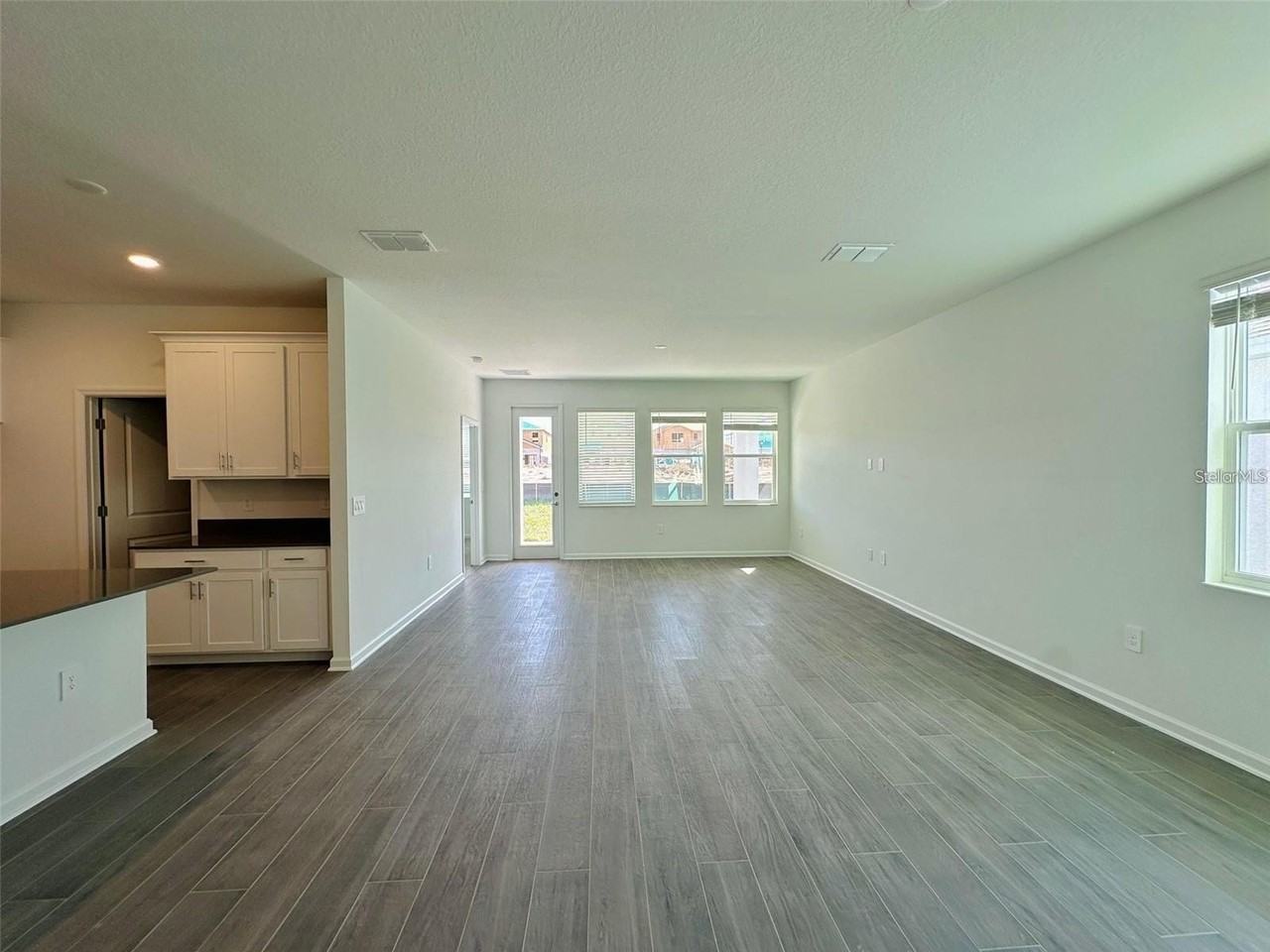 2665 Armstrong Ave - Photo 6 of 21