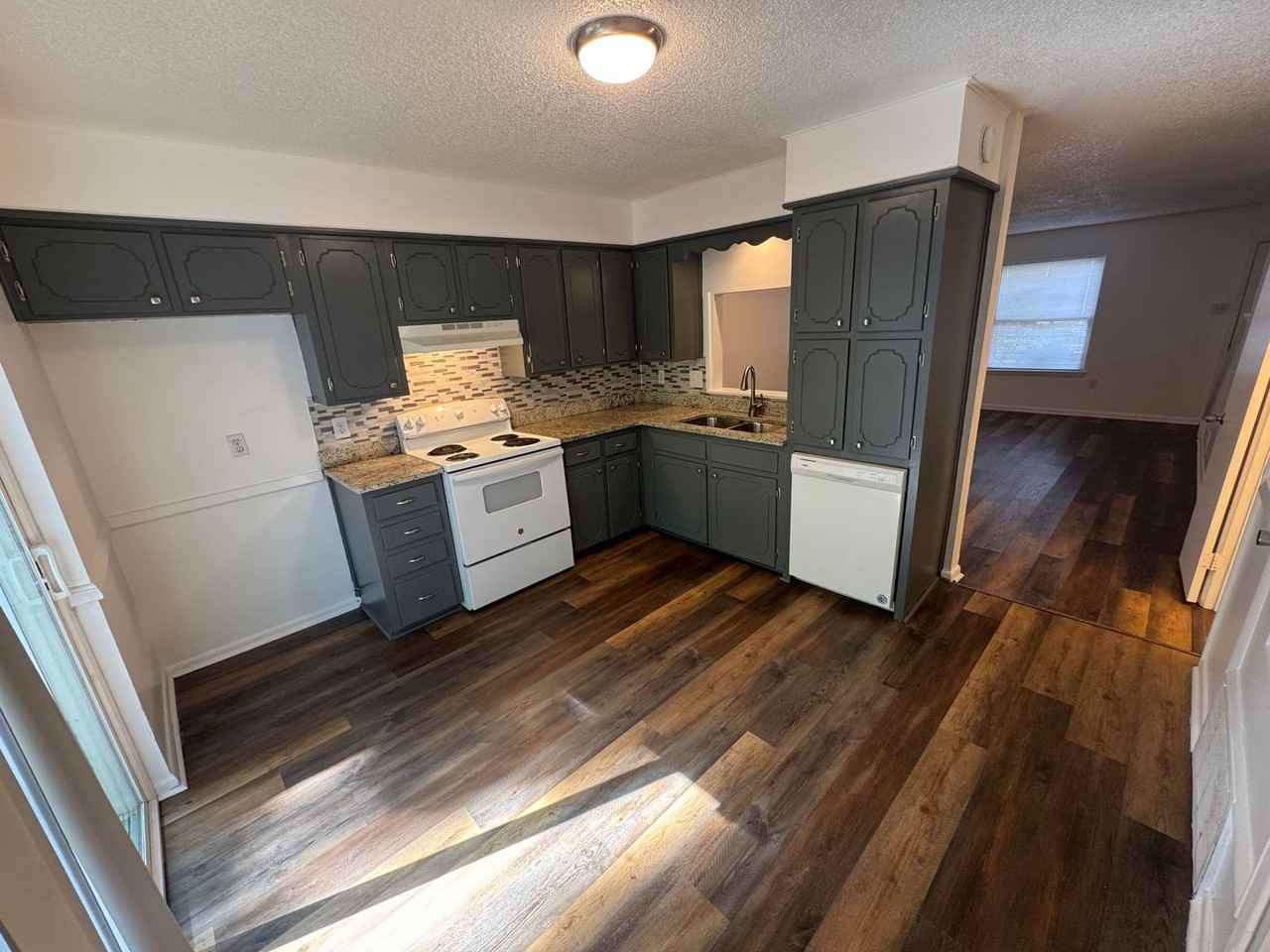 8304 Woodview Dr E - Photo 2 of 12