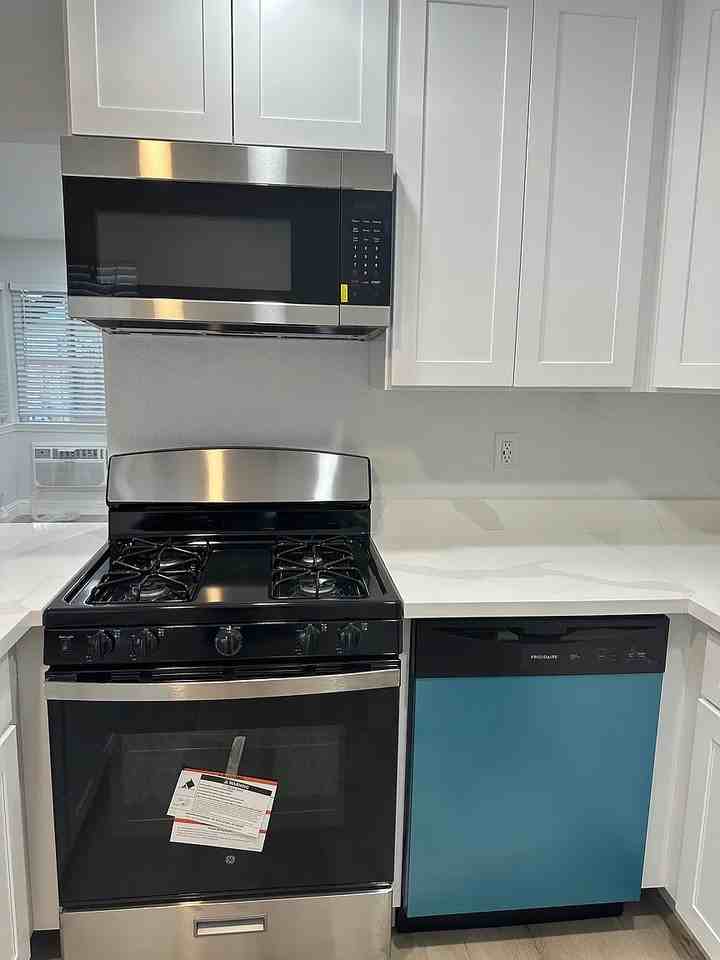 1350 Warburton Ave - Photo 4 of 11