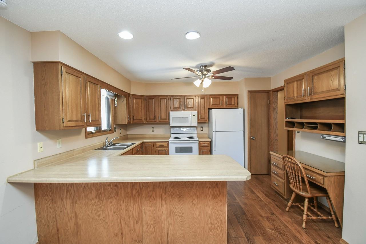 2213 S Wellington Ave - Photo 3 of 40