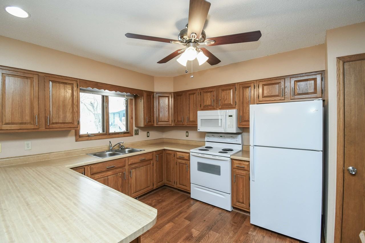 2213 S Wellington Ave - Photo 4 of 40