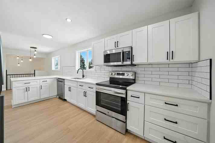 3732 47 St - Photo 2 of 21