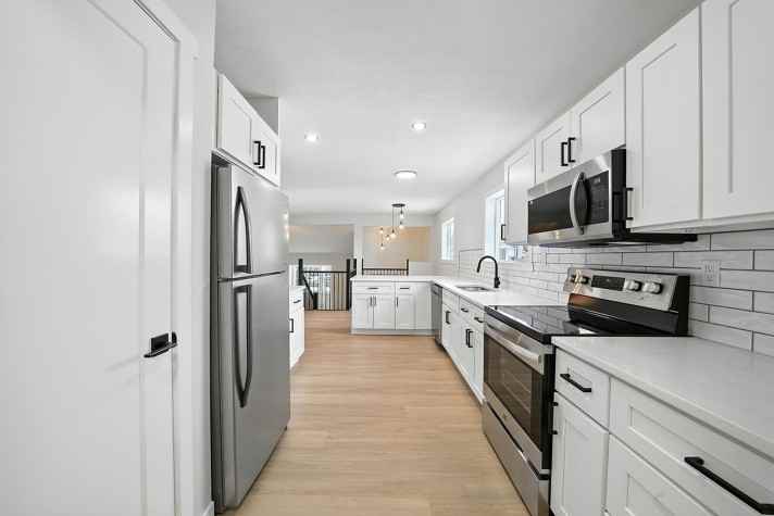 3732 47 St - Photo 3 of 21