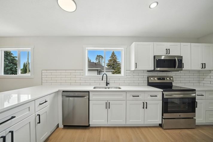 3732 47 St - Photo 4 of 21