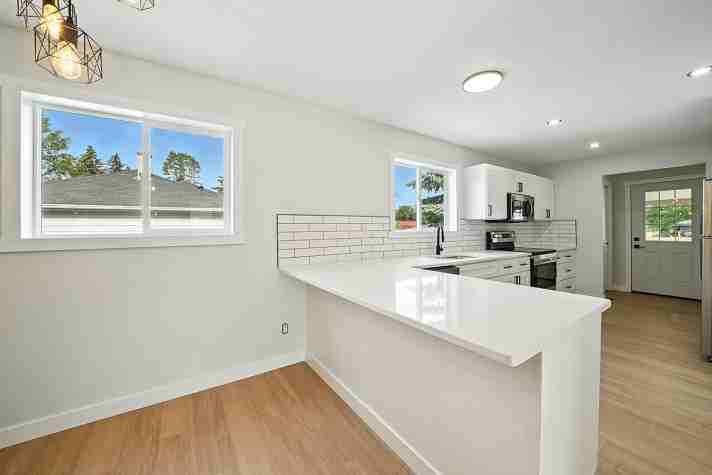 3732 47 St - Photo 5 of 21