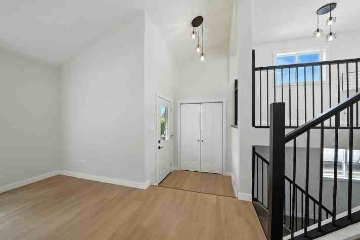 3732 47 St - Photo 7 of 21