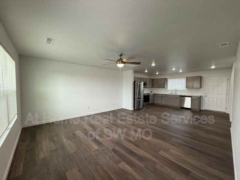 1035 W Madison Dr - Photo 2 of 19
