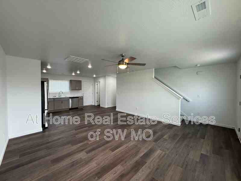 1035 W Madison Dr - Photo 3 of 19