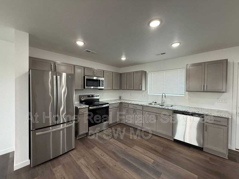 1035 W Madison Dr - Photo 4 of 19