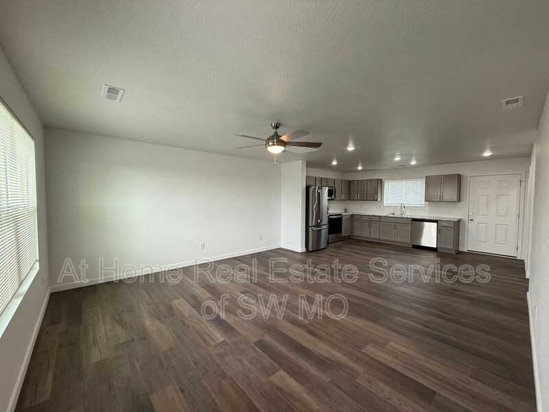 1035 W Madison Dr - Photo 6 of 19