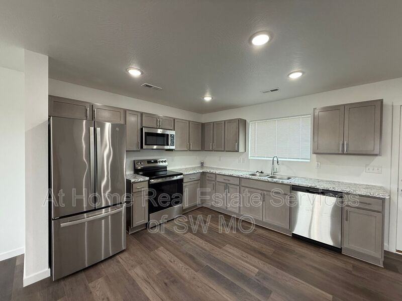 1035 W Madison Dr - Photo 7 of 19