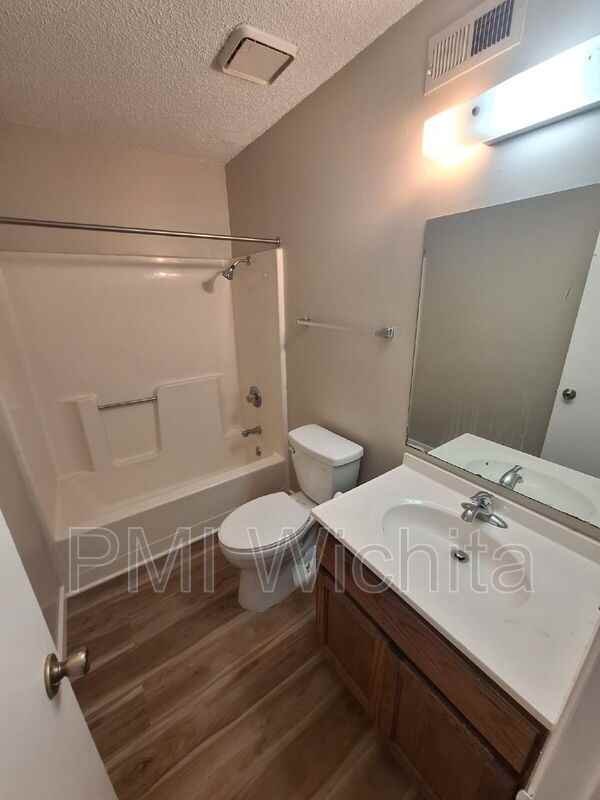 535 S Lulu Ave #202 - Photo 4 of 11