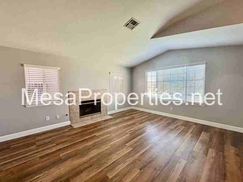 17547 Electra Dr - Photo 3 of 25