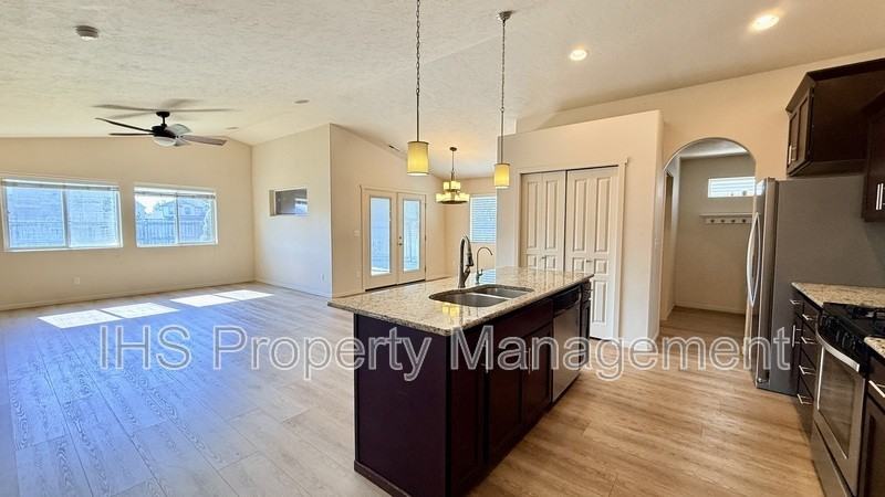 5709 Sidon Ln - Photo 5 of 16