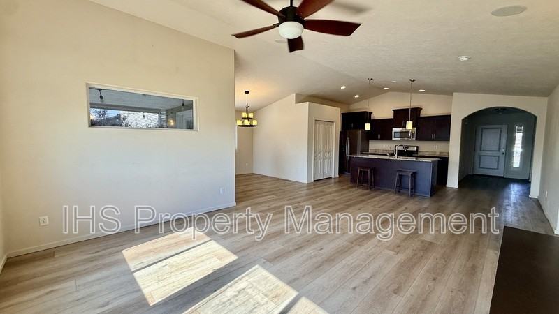 5709 Sidon Ln - Photo 6 of 16