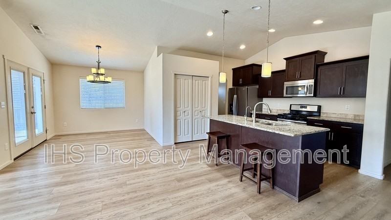 5709 Sidon Ln - Photo 7 of 16