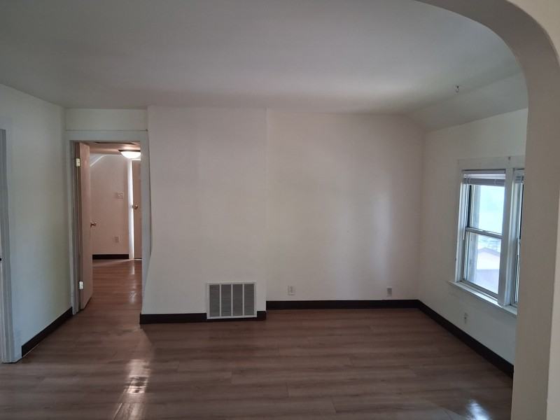 205 Walnut St - Photo 4 of 10