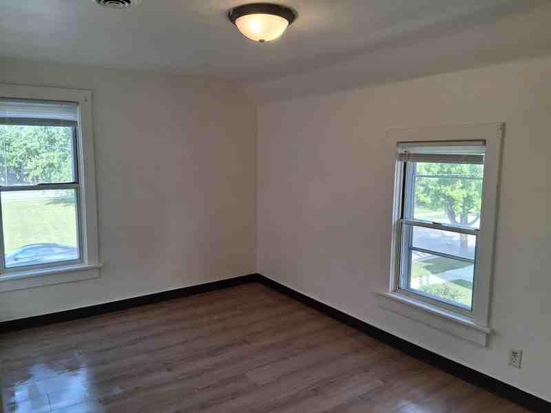 205 Walnut St - Photo 6 of 10
