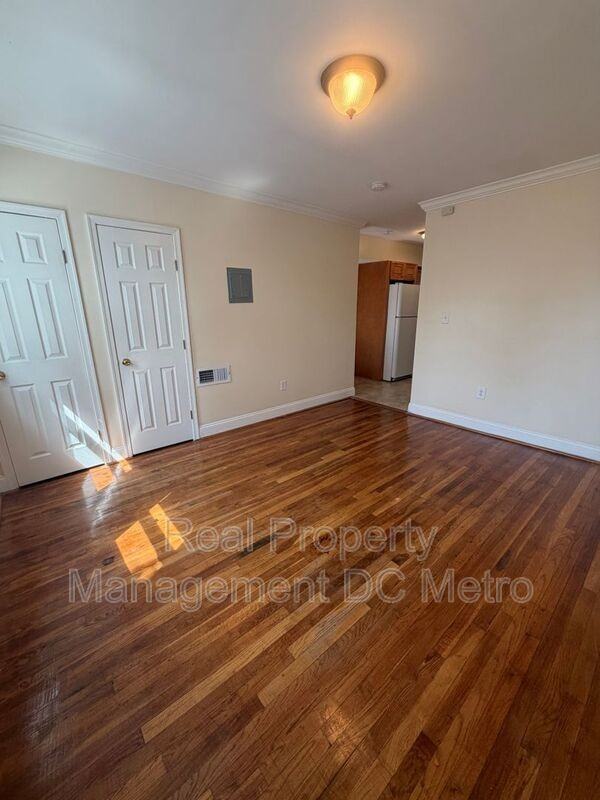1924 E St Ne #A - Photo 4 of 16