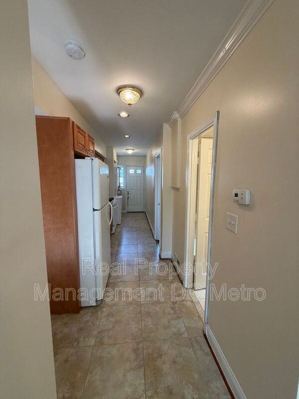 1924 E St Ne #A - Photo 6 of 16