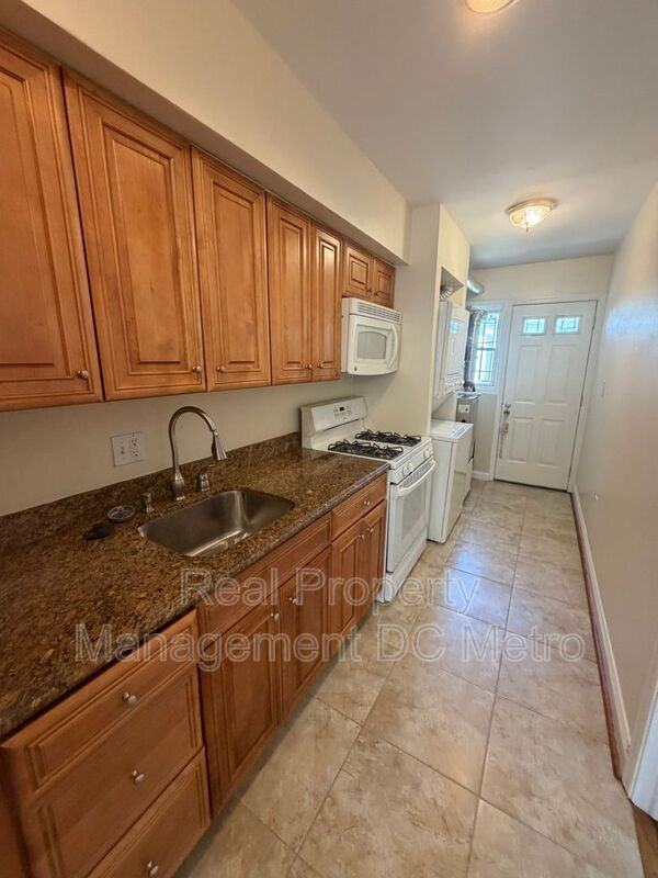 1924 E St Ne #A - Photo 7 of 16